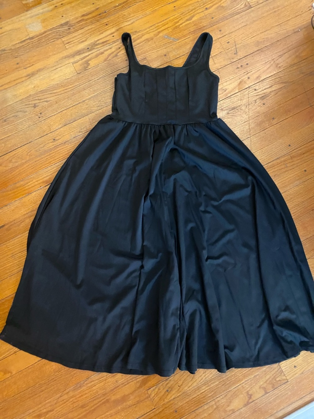 Elegant Black Midi Dress with Fitted Bodice
